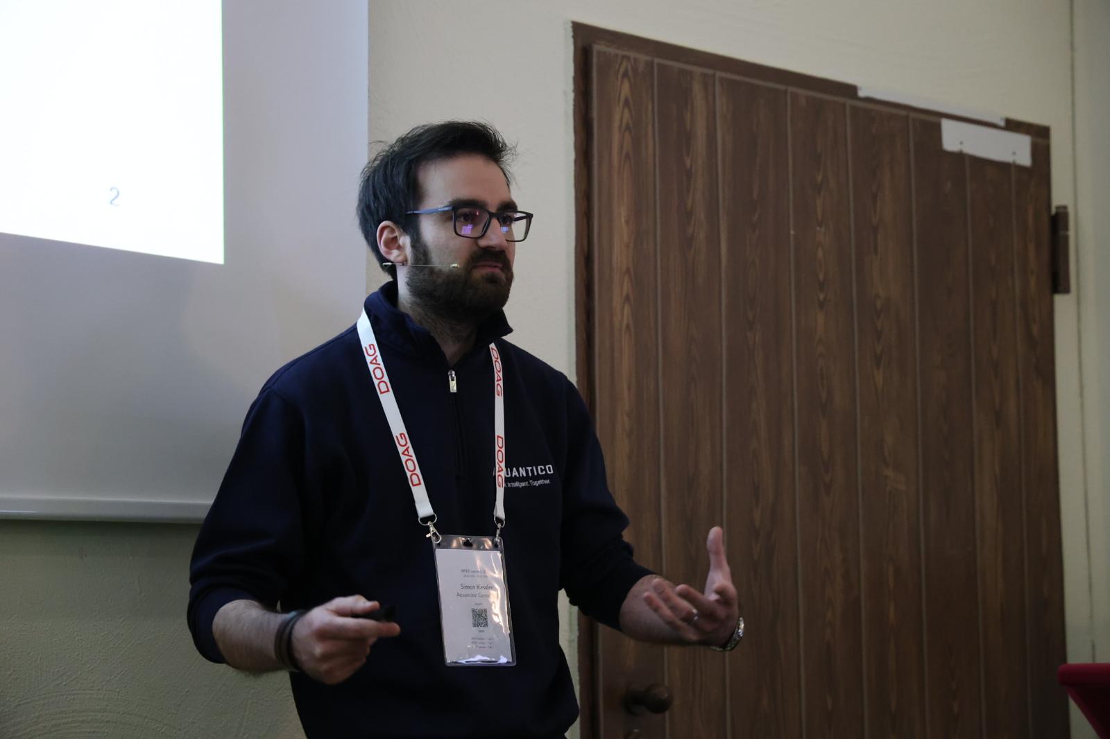 Simon C. Kessler hält einen Fachvortrag auf der Konferenz APEX Connect