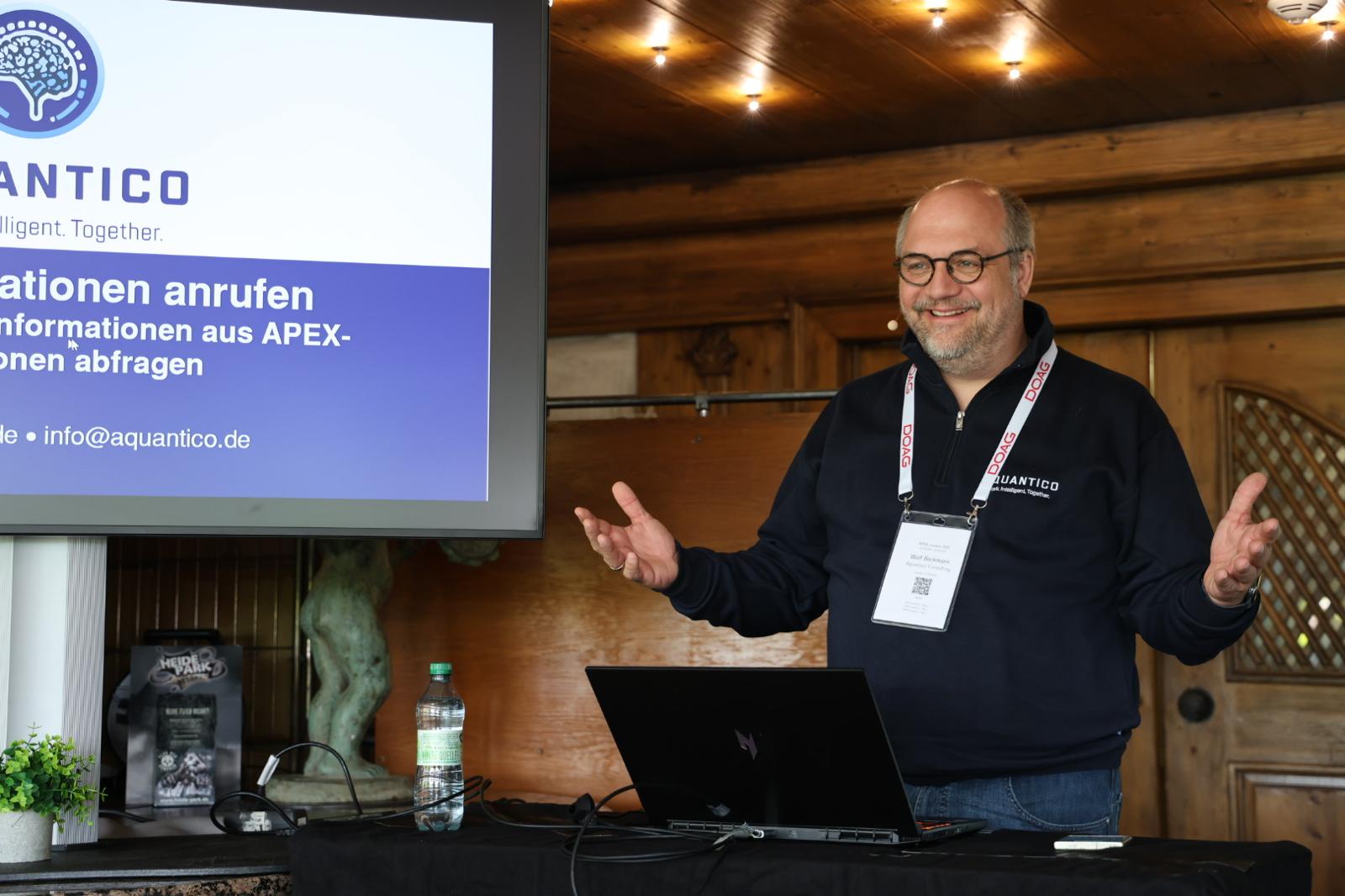 Wolf G. Beckmann hält einen Fachvortrag auf der Konferenz APEX Connect